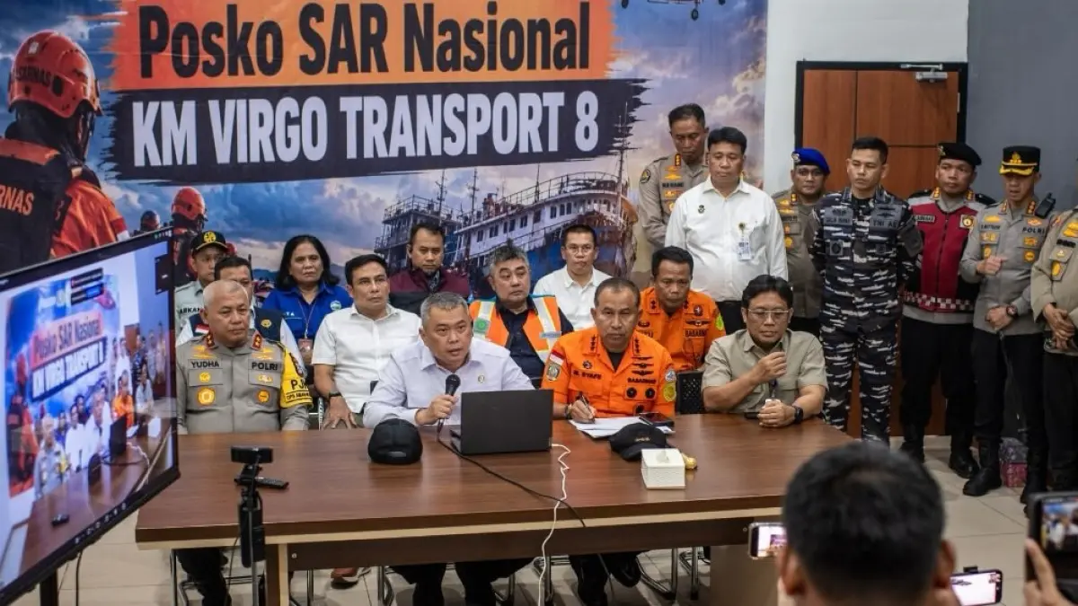 Basarnas bersama jajaran TNI AL dan Polri menyampaikan perkembangan terbaru operasi SAR KM Virgo Transport 8 yang terbalik di perairan Masalembo, Laut Jawa. (Instagram/ussfeeds)
