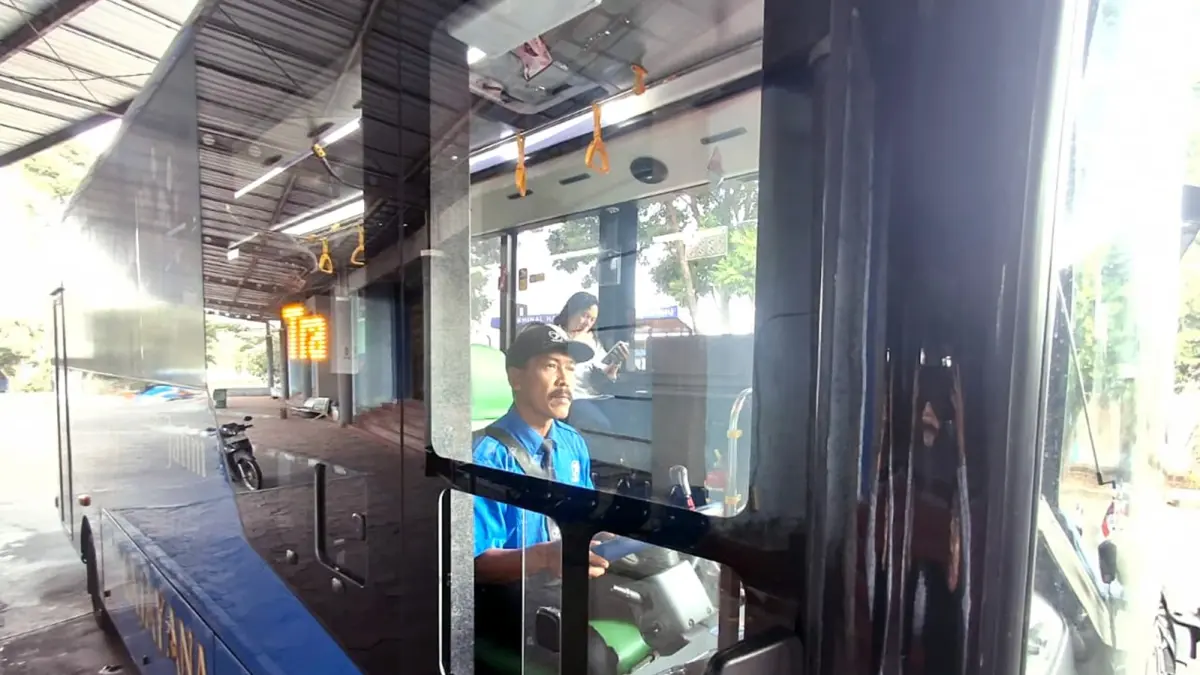 BUTUH SOPIR LAGI: Mulyono, salah satu sopir Bus Trans Jatim yang dulunya merupakan sopir angkot trayek MK singgah di Terminal Hamid Rusdi, kemarin (14/9). (Nabila Amelia/Radar Malang)