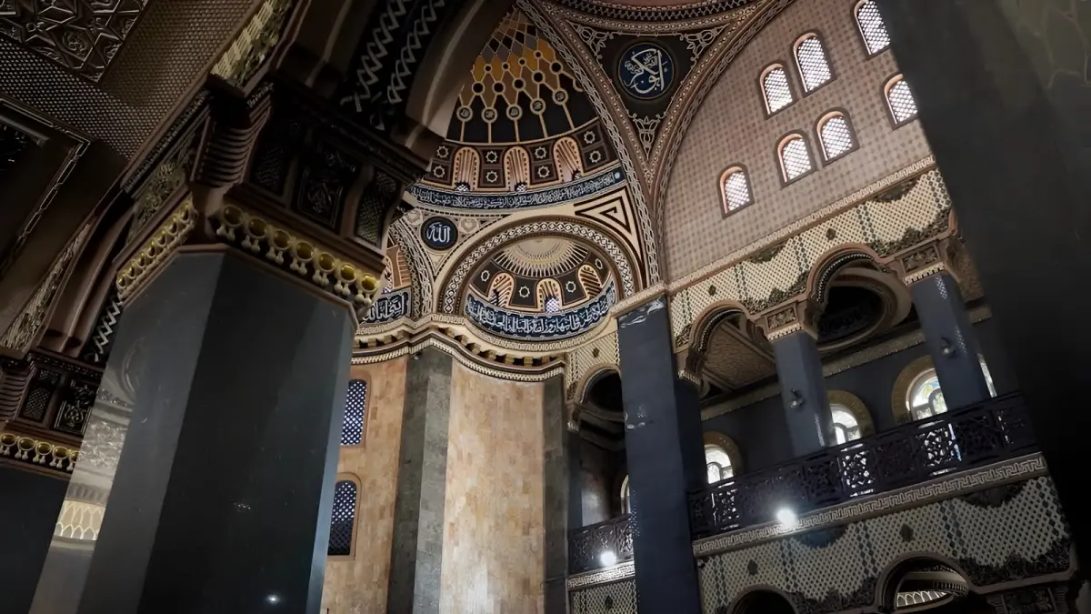 Interior Masjid Jami’ Al Hidayah. (Jeffry Hokindtri/Google Maps)