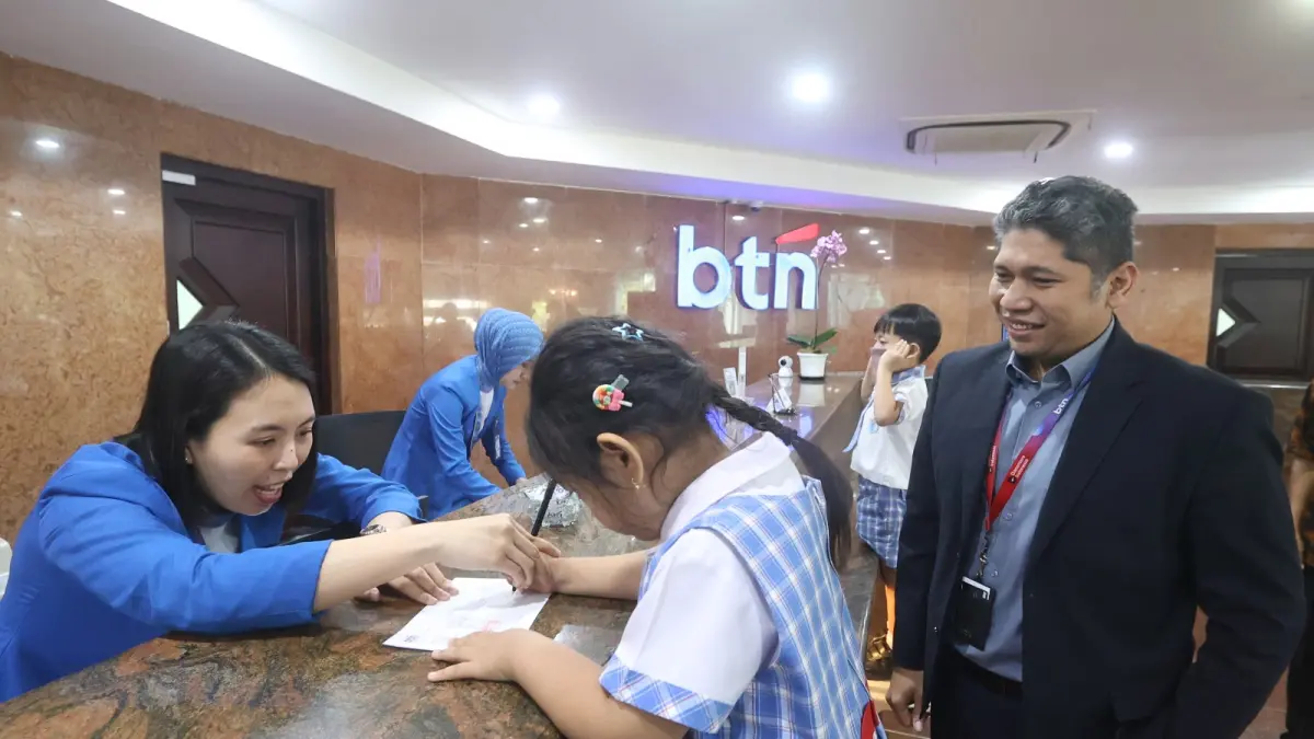 MENABUNG SEJAK DINI: Branch Manager BTN KC Malang Hans Maruahal Hutasoit mendampingi anak TK dari Santa Maria 2 Malang untuk menabung lewat program Tabungan BTN Juara, kemarin (14/9). (Darmono)