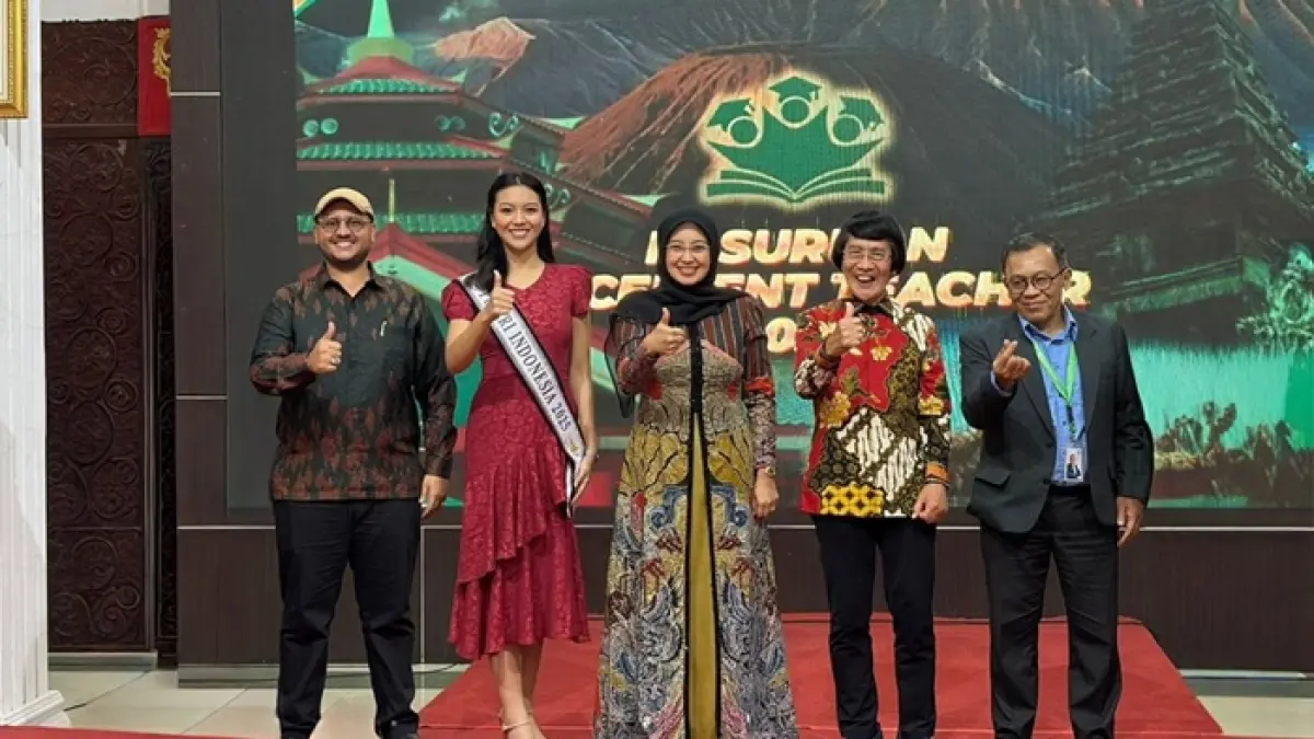 Para narasumber dan pendukung kegiatan Pasuruan Excellent Teacher 2026 berfoto bersama dalam rangkaian penguatan kompetensi guru di Kabupaten Pasuruan. Dokumentasi: pribadi.