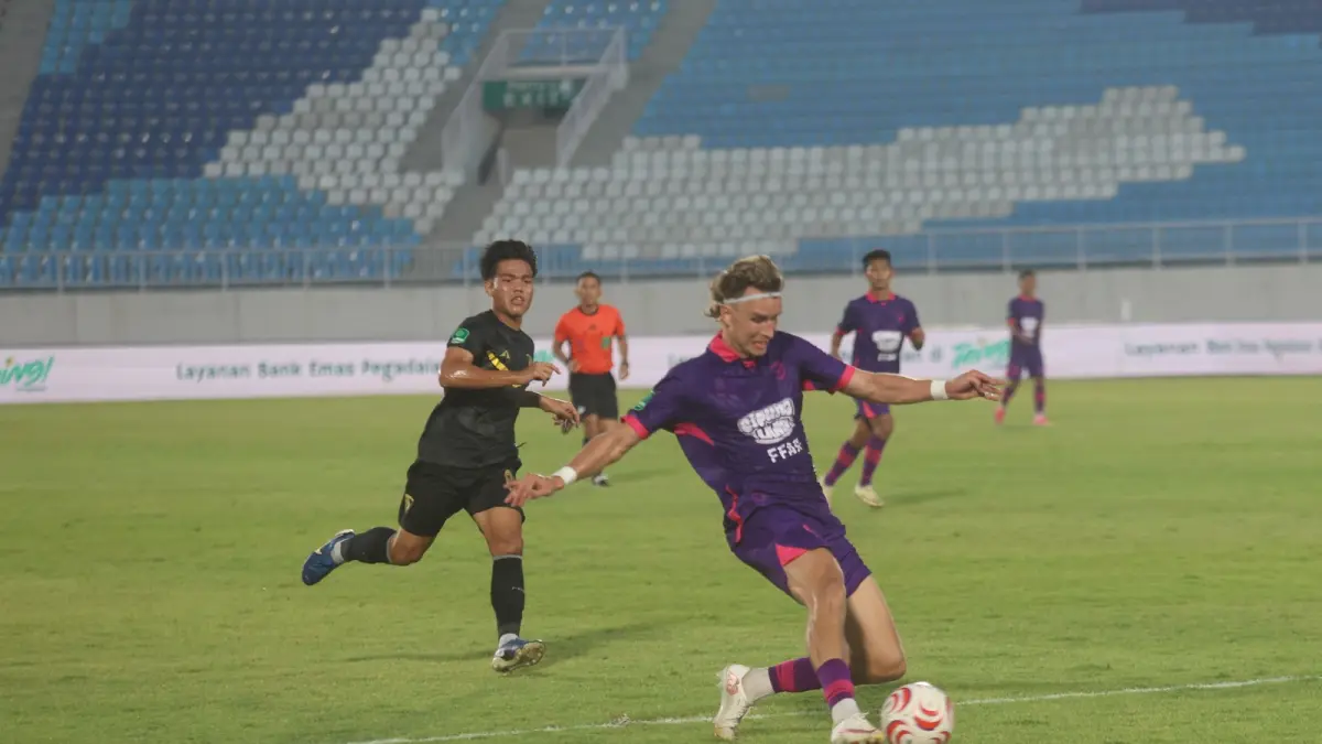 TERUS BERBENAH: Striker Rans Nusantara Martin Hoel Andersen berusaha mengontrol bola dalam laga perdana Pegadaian Championship di Stadion Kanjuruhan. (Darmono)