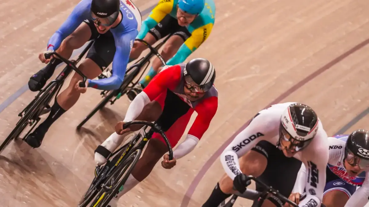 Dika Alif Dhentaka (tengah) pada Jakarta Track Nation Cup 1. Sumber: tangkapan layar Instagram/@dikaalifd