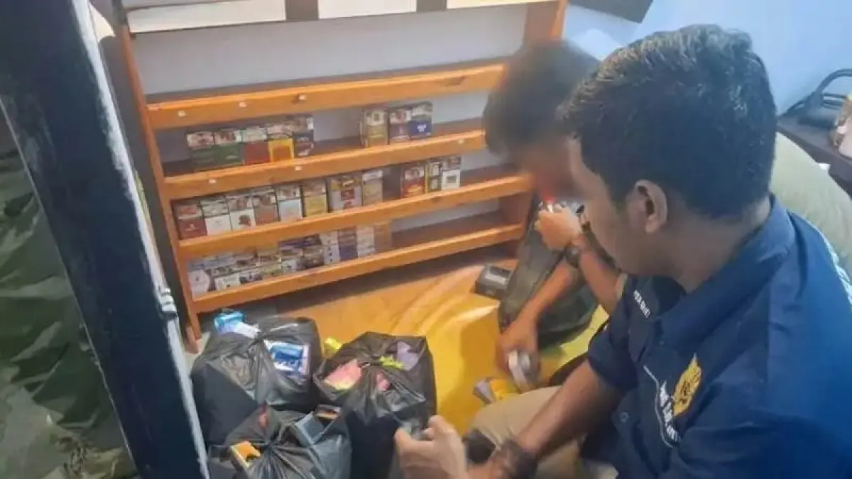 Petugas menyita rokok ilegal yang ditemukan di toko kawasan Gedangan dan Sumbermanjing Wetan Malang