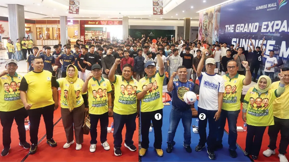MENUJU PUNCAK: 1) Anggota DPRD Jatim dari Fraksi Partai Golkar Sumardi, 2) Direktur Jawa Pos Radar Mojokerto M. Nur Kholis, dan pimpinan DPD Partai Golkar dari tiga daerah bersama tim peserta Turnamen Bahlil Mini Soccer Asyik Menuju Puncak foto bersama setelah technical meeting di Sunrise Mall Mojokerto, Sabtu lalu (12/9). Turnamen hari pertama bakal berlangsung Kamis pagi (17/9). (SOFAN KURNIAWAN/RADAR MOJOKERTO)