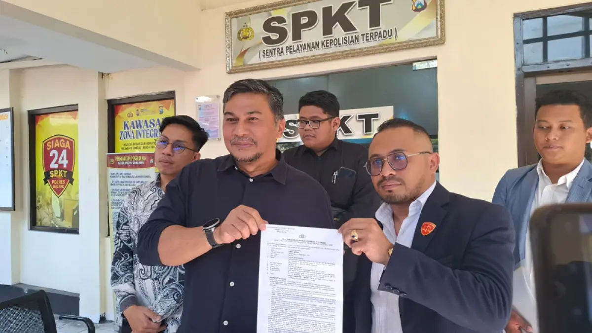 Anggota DPRD Kabupaten Malang Abdul Qodir alias Adeng (kiri) melapor ke polisi atas dugaan pencemaran nama baik