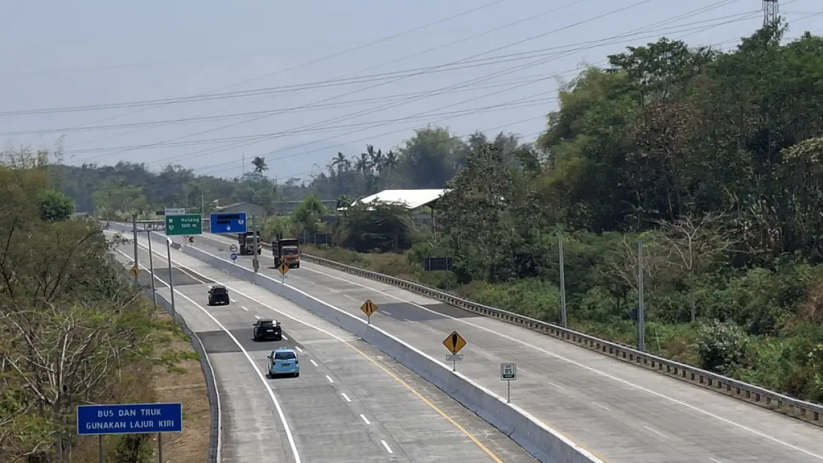 Arus lalin di tol Pakis-Malang. Pembangunan akan berlanjut hingga Kepanjen, Kabupaten Malang (foto Biyan Mudzaky Hanindito/Radar Malang)