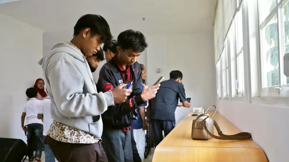 ASAH SKILL: Peserta pelatihan foto dan videografi Diskominfo Kota Malang antusias melakukan praktik setelah mendapat materi di Mini Blok Office (MBO) kemarin (Darmono)