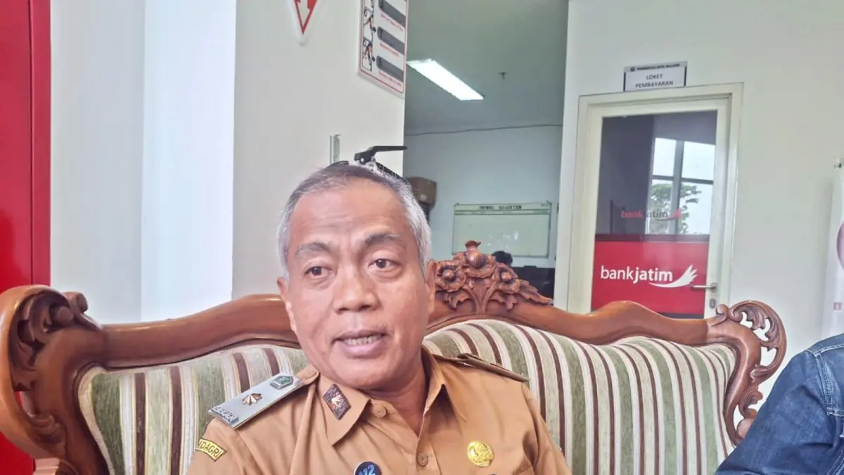 BERSEMANGAT: Kepala BKAD Kota Malang Baihaqi menjawab pertanyaan dari media. Dia mengklaim ada 8.264 bidang aset perlu disertifikatkan. (Nabila Amelia)