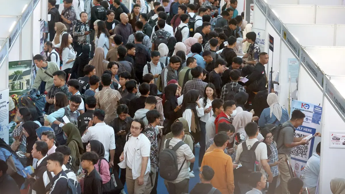 DIGELAR DUA HARI: Event job fair yang digelar Pemkot Malang di GOR Ken Arok dipadati para pencari kerja, kemarin. (Darmono/Radar Malang)