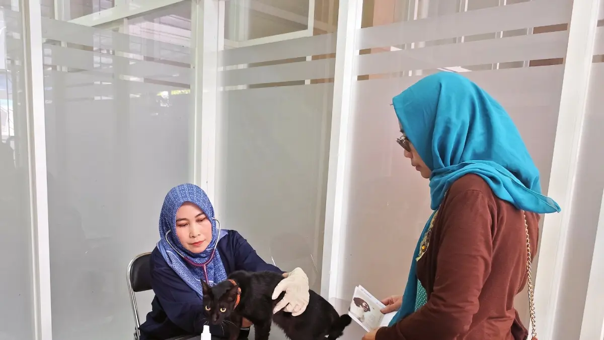 FAHMI: Salah satu warga Kota Malang memanfaatkan program vaksin memperingati World Rabies Day yang disediakan Dinas Ketahanan Pangan dan Pertanian (Dispangtan) Kota Malang, Senin lalu (15/9).