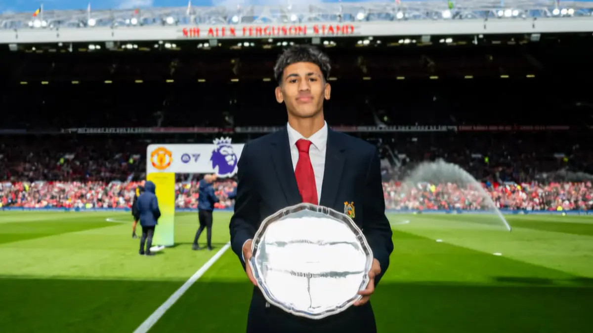 JJ Gabriel menunjukkan penghargaan di hadapan suporter MU di Old Trafford. Sumber: Pinterest/ United In Focus
