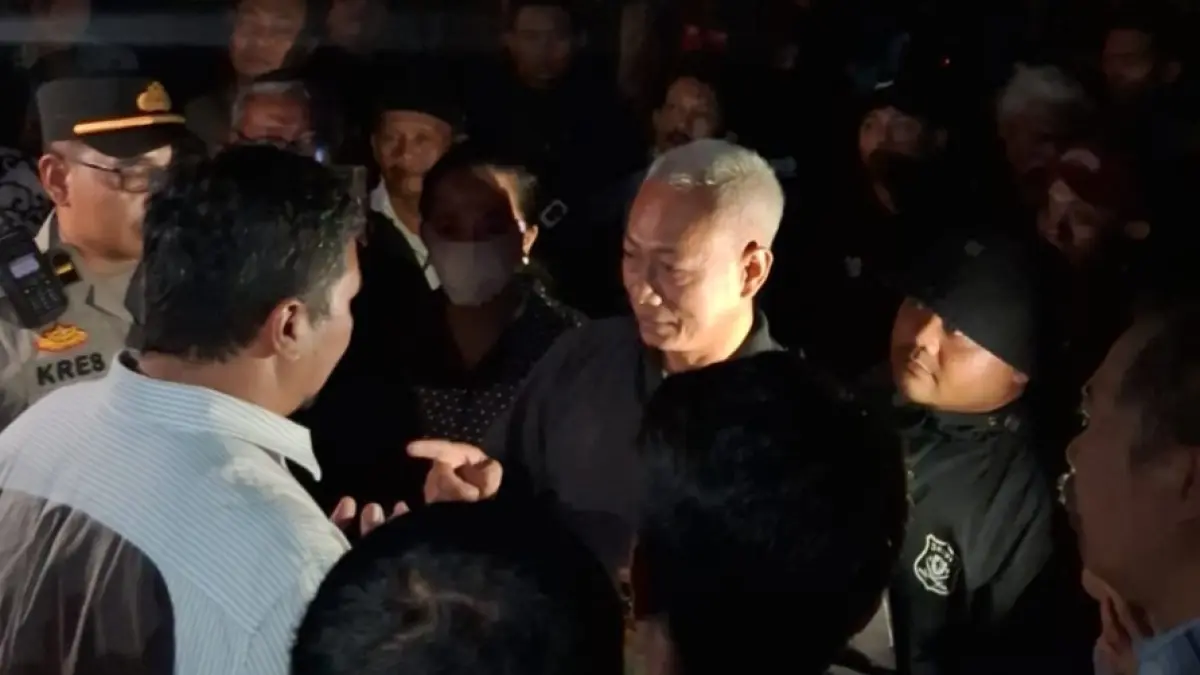 KERICUHAN: Pak Dur bernegosiasi dengan kepolisian terkait aksi masa demo di depan gedung DPRD Kabupaten Malang Jumat  (11/9) lalu. (RAMIZARD RAFSANJANI/RADAR KANJURUHAN)