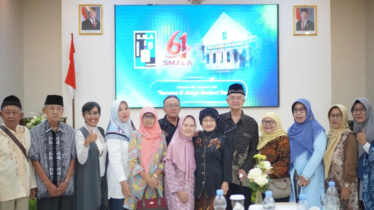 KOMPAK: Kebersamaan Kepala Sekolah Hj. Asri Widiapsari MPd (tiga dari kanan) bersama purna guru dan kepala sekolah saat HUT ke-61 SMAN 5 Malang.