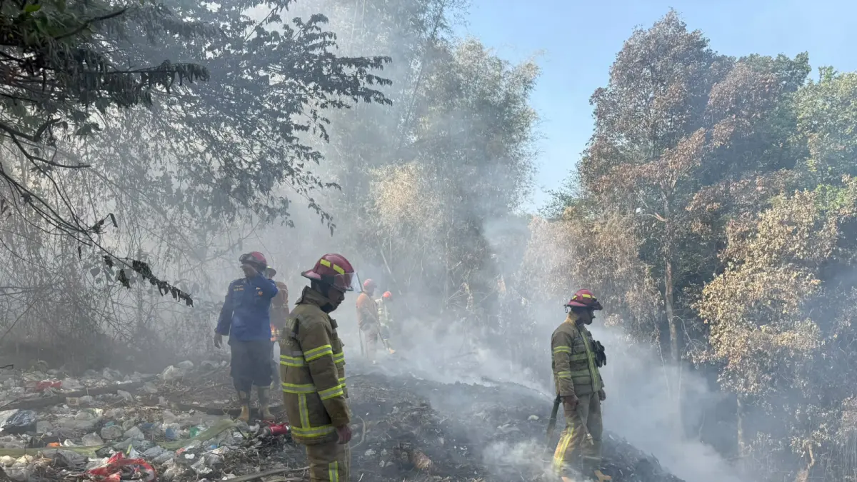 Personel Damkar Kota Malang memadamkan api di tumpukan sampah, Jalan Pisang Kipas Nomor 24–23, Kelurahan Jatimulyo, Kecamatan Lowokwaru, Rabu pagi (16/9). (UPT Damkar Kota Malang)