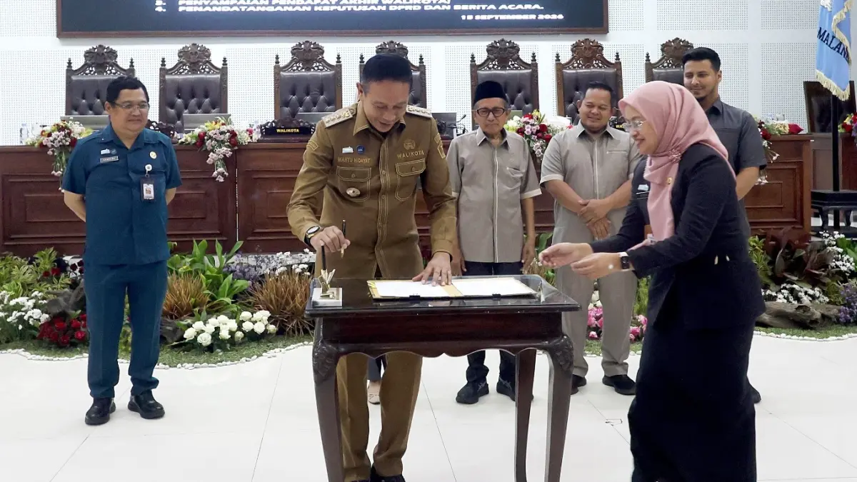 TERUS DIPANTAU: Wali Kota Malang Wahyu Hidayat hendak menandatangani Ranperda APBD Perubahan yang disahkan, Selasa lalu (15/9). (Darmono/Radar Malang)