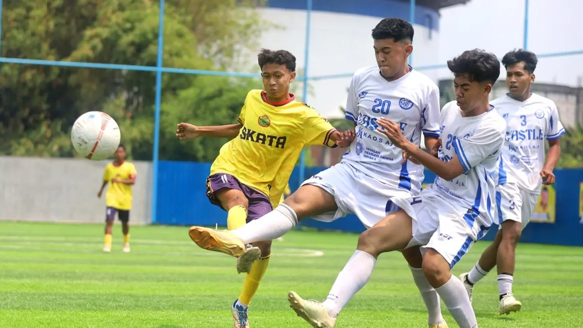 LAGA PERDANA: Dua penggawa SMAN 1 Puri (kostum putih) berusaha merebut bola dari pemain Tamansiswa Mojokerto di babak 16 besar. Pertandingan tersebut dimenangkan tim Tamansiswa Mojokerto lewat adu penalti dengan skor 3-2. (SOFAN KURNIAWAN/RADAR MOJOKERTO)