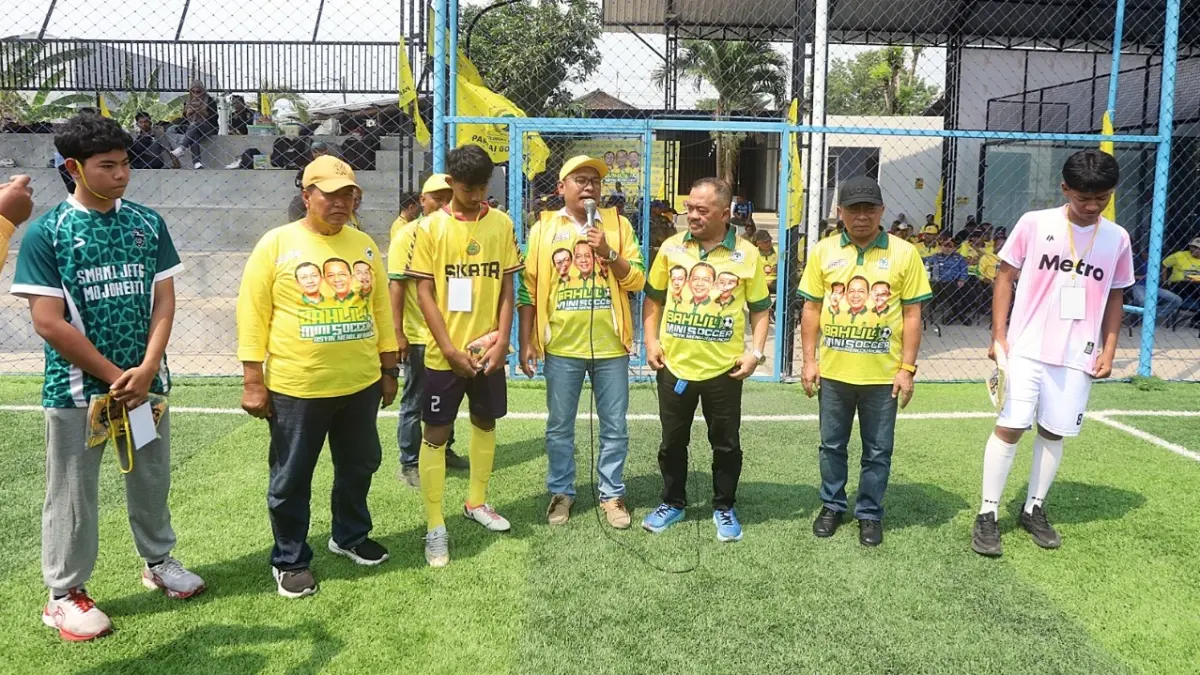 MOTIVASI DAN PENDIDIKAN POLITIK: Wakil Ketua DPD Partai Golkar Jatim Arif Fathoni menyampaikan sambutan sekaligus membuka Turnamen Bahlil Mini Soccer Asyik Menuju Puncak Zona 6, di Asri Sport Centre, Ngoro, Mojokerto, kemarin (17/9). (SOFAN KURNIAWAN/RADAR MOJOKERTO)
