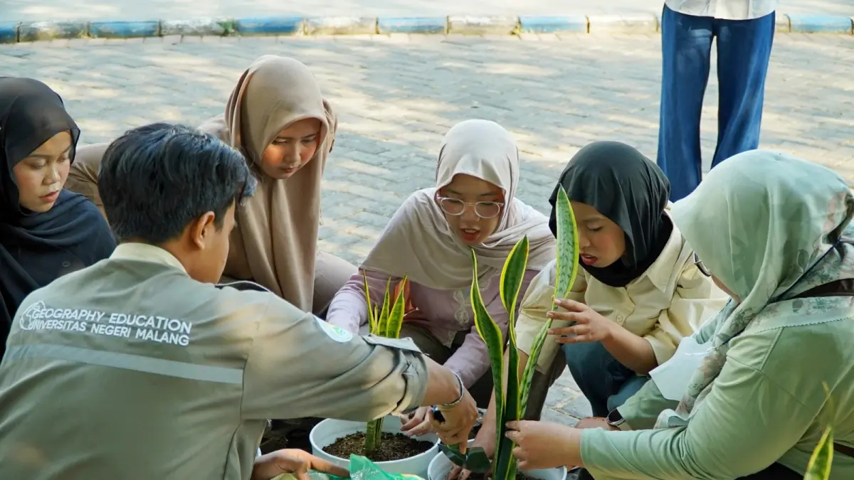 Aksi Tanam Pohon di Hari Ozon Sedunia