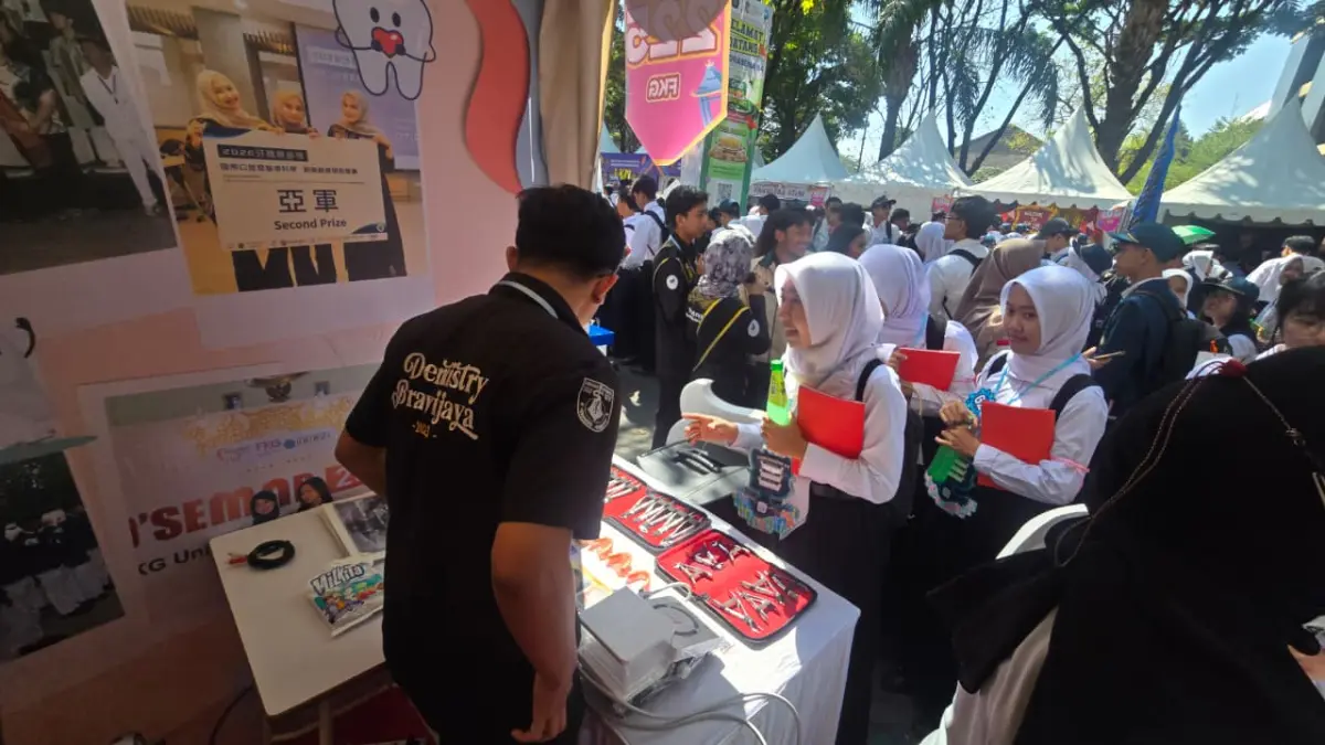 ANTUSIAS: Mahasiswa Baru Universitas Brawijaya Mengunjungi Stan Fakultas Kesehatan Gigi UB