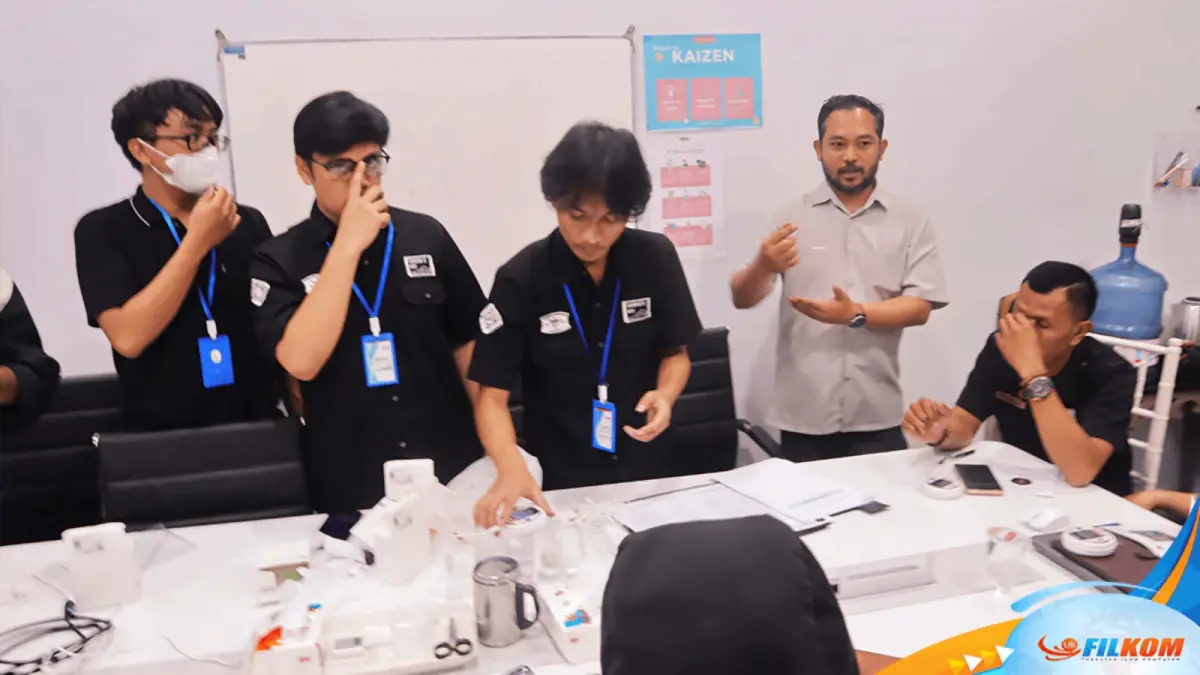 Barlian Henryranu Prasetio, S.T., M.T., Ph.D., memberikan penjelasan terkait manfaat sistem deteksi kebocoran gas berbasis IoT di dapur katering Sonokembang