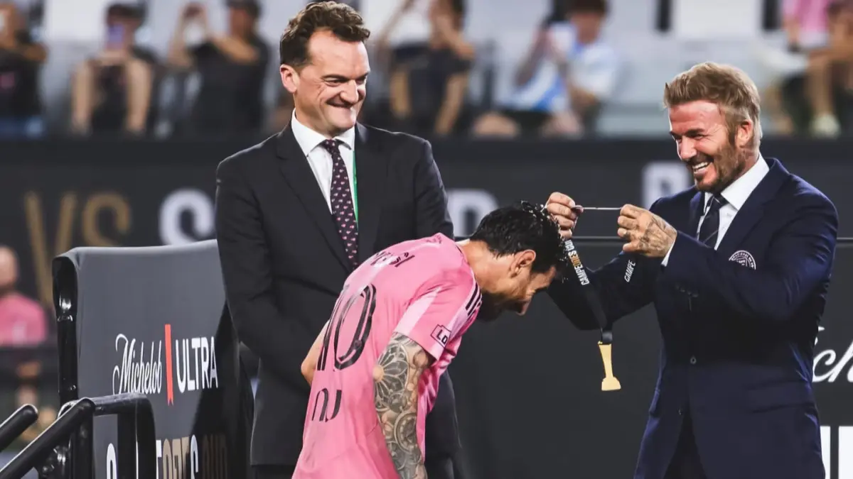David Beckham mengalungkan medali Campeones Cup 2026 ke Lionel Messi. Sumber: IG/@davidbeckham