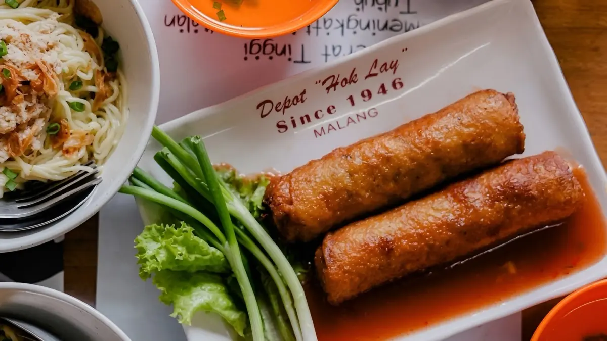 Lumpia Semarang menjadi salah satu menu yang paling banyak diminati di Depot Hok Lay. (Disporapar Kota Malang)