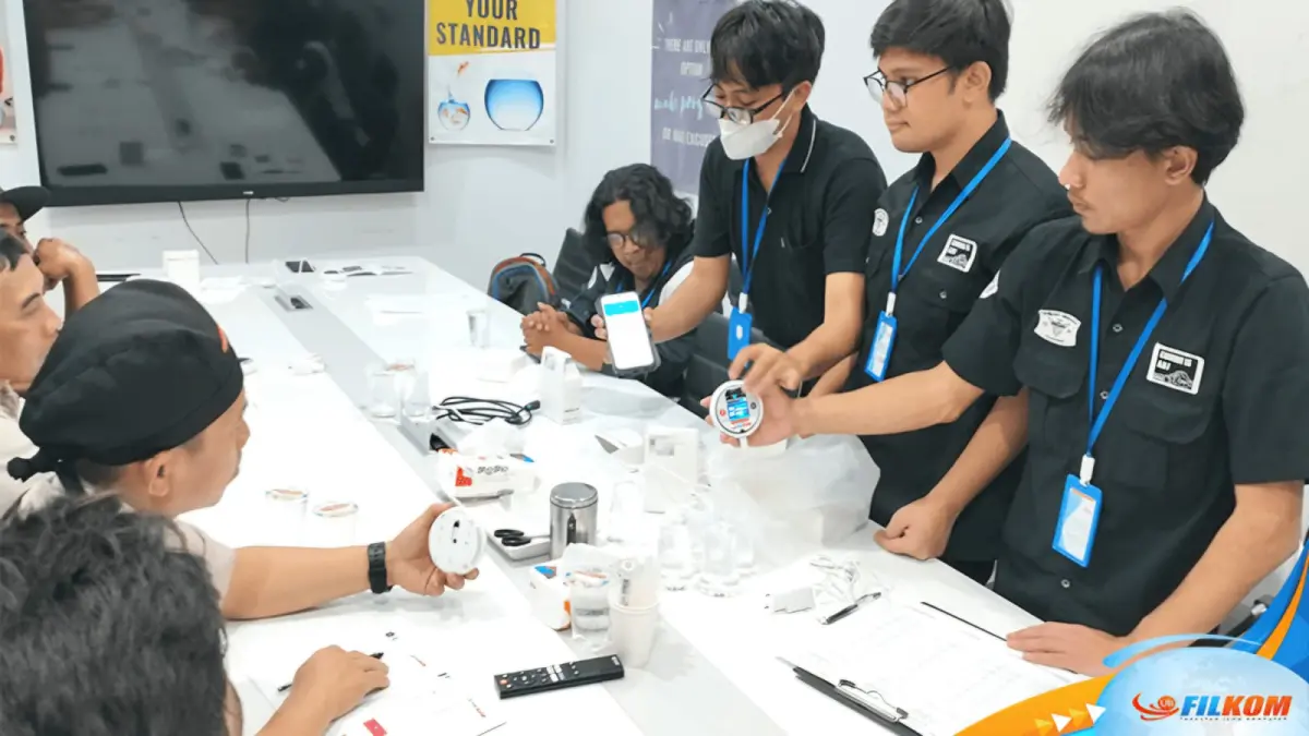 Mahasiswa FILKOM UB memberikan penjelasan dan praktik penggunaan aplikasi sistem deteksi kebocoran gas berbasis IoT di dapur katering Sonokembang