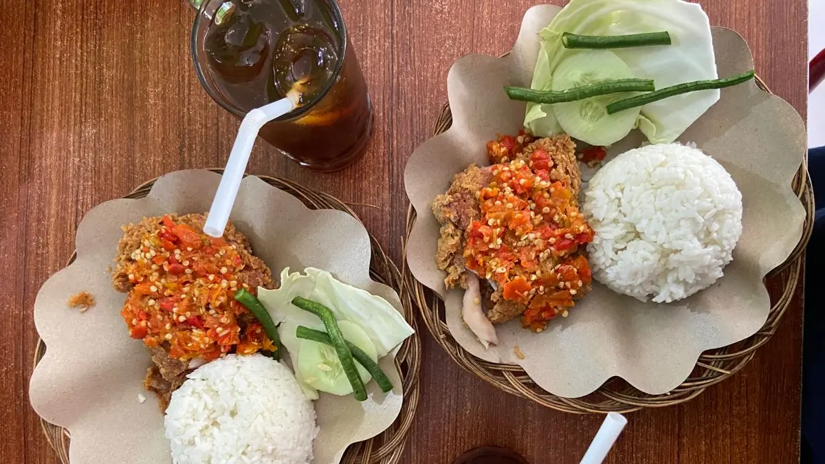 Menu ayam geprek dengan nasi dan minuman yang bisa di refill menjadi pilihan makan mengenyangkan bagi anak kos (sumber: pinterest @It’s Very Kind of Semesta)