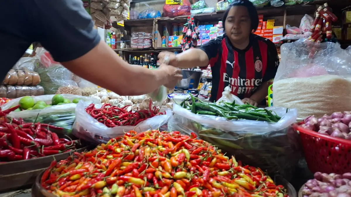 Pedagang cabai rawit di pasar tradisional (foto Ramizard Rafsanjani/Radar Malang)
