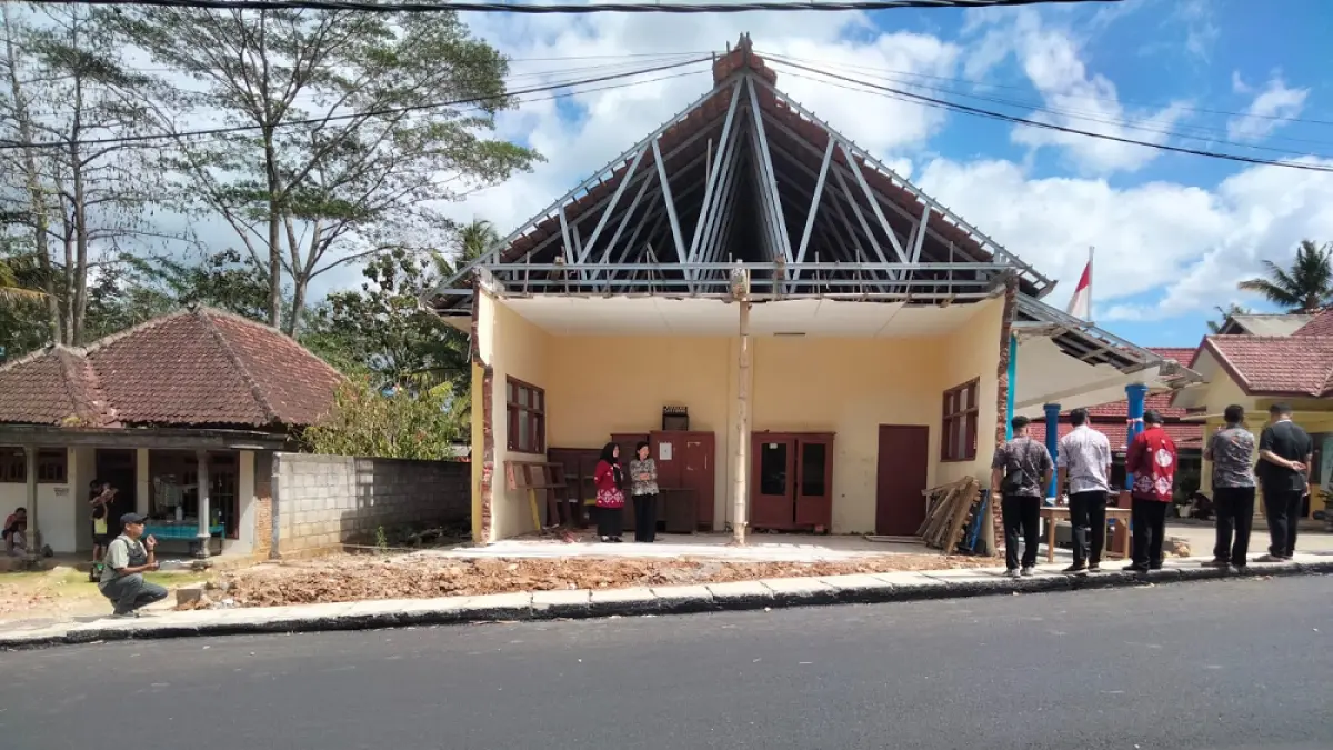 Peninjauan gedung SDN 01 Srigonco, Bantur yang dipapras akibat proyek perbaikan Jalan Gondanglegi-Balekambang (foto Ramizard Rafsanjani/Radar Malang)
