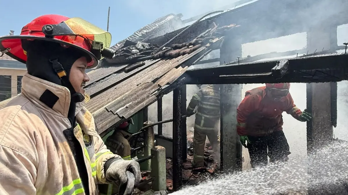 Petugas Damkar Kota Malang memadamkan api yang membakar sebuah rumah di daerah Sawojajar, Kamis (17/9). (UPT Damkar Kota Malang)