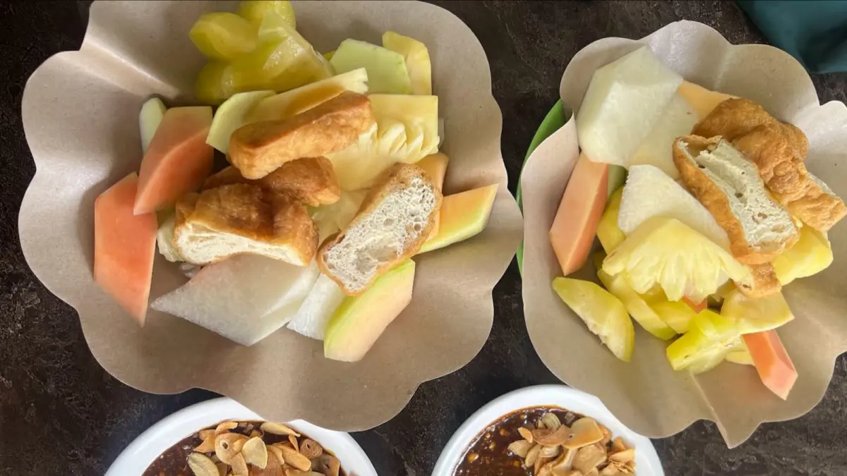 Rujak manis dengan potongan buah segar dan bumbu kacang kental (sumber: maps @Eno Ramelan)