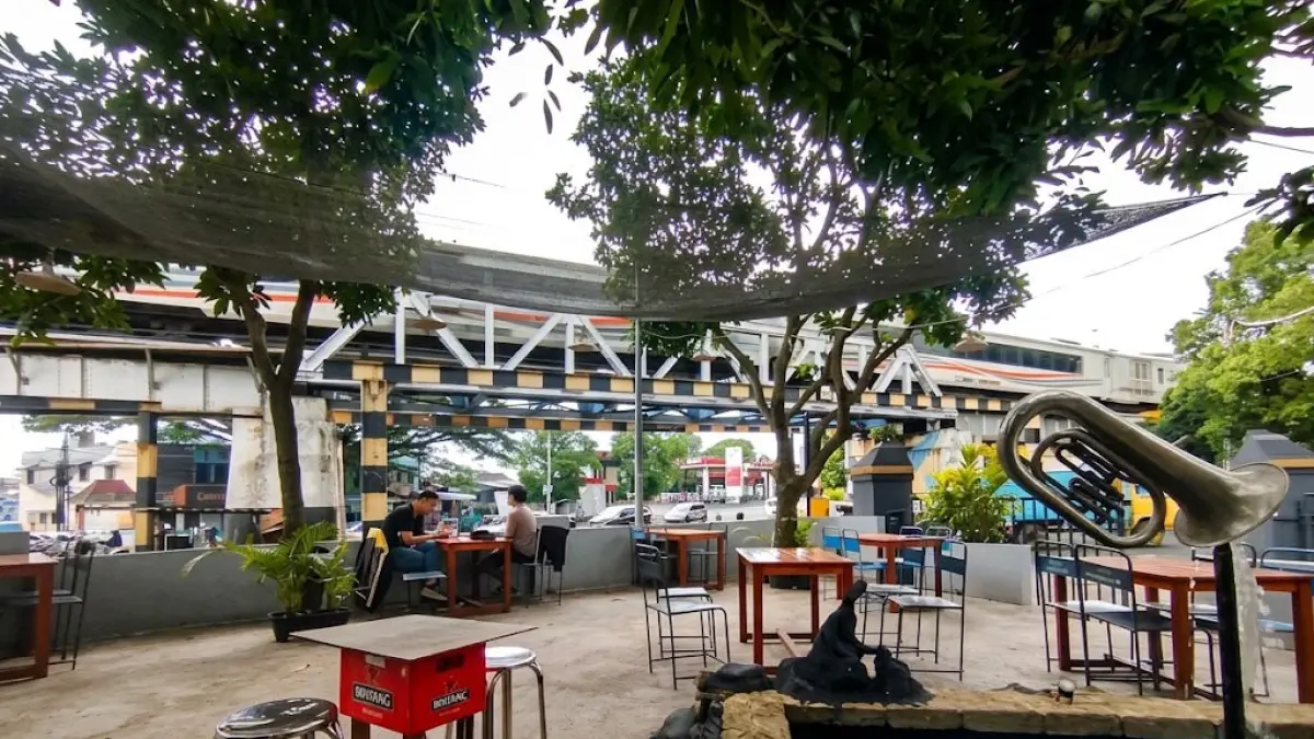 Area outdoor Warkop Sejahtera Malang. (Ircham Abdurrachim/Google Maps)