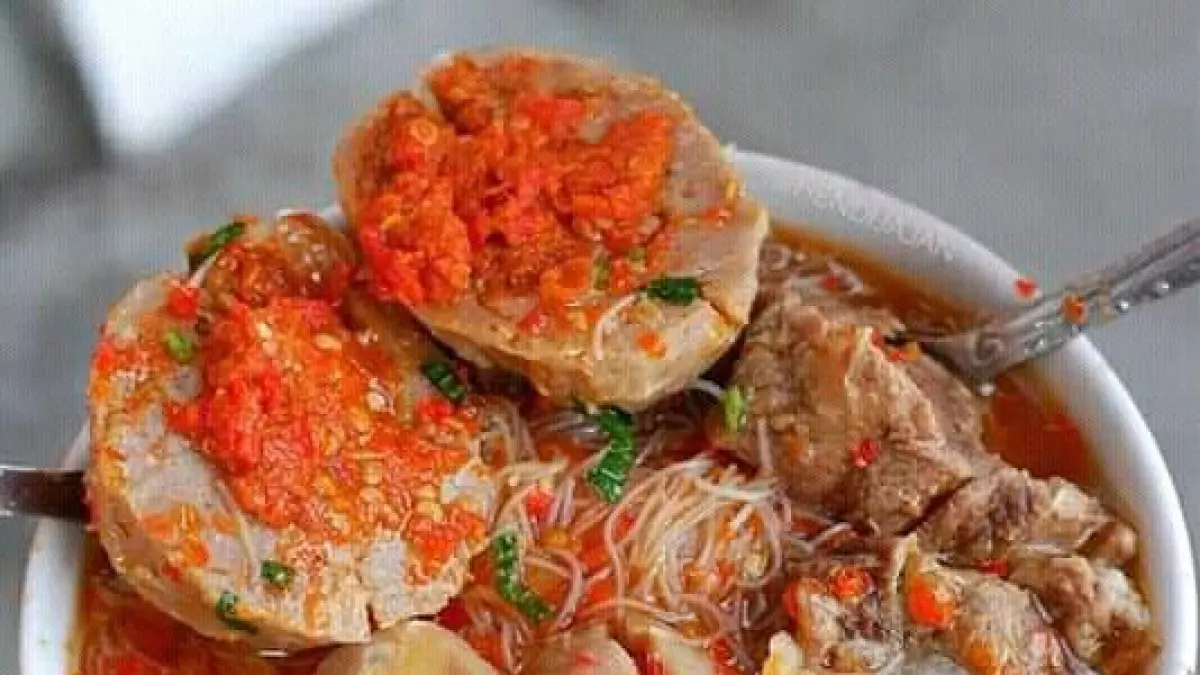 Bakso Tendek dan Bakso Mercon Kuah Dower Bang Hasan menawarkan sajian bakso dengan kuah pedas untuk pencinta bakso pedas di Malang (sumber: pinterest @utiii🦋)