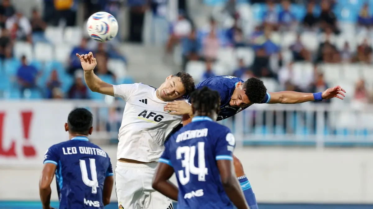HANYA SATU POIN: Walison Maia berebut bola atas dengan striker Persik Kediri Jose Enrique di laga kemarin sore. Singo Edan dipaksa puas dengan hasil imbang. (Darmono/Radar Malang)