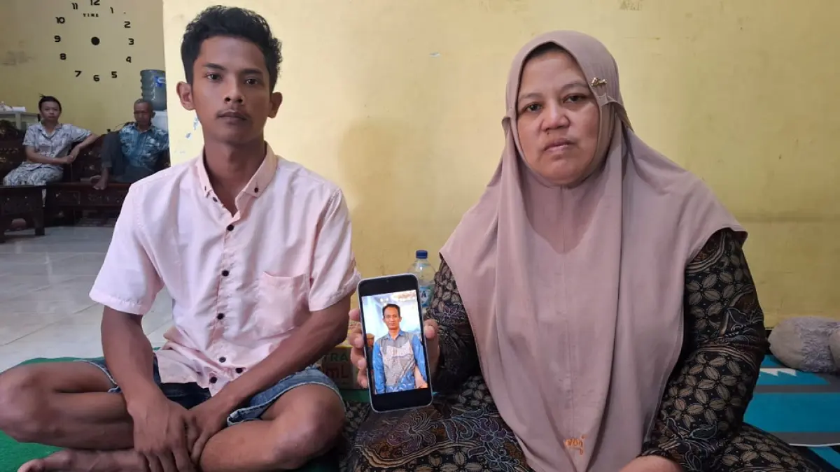 Keluarga penumpang Kapal KM Virgo yang tenggelam