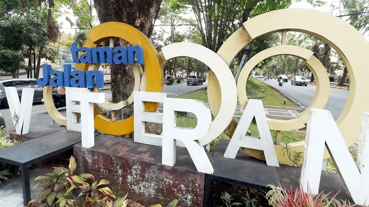 MASUKAN DEWAN: Jalan Veteran jadi salah satu area yang diusulkan ada penambahan titik parkir baru. (Darmono/Radar Malang)