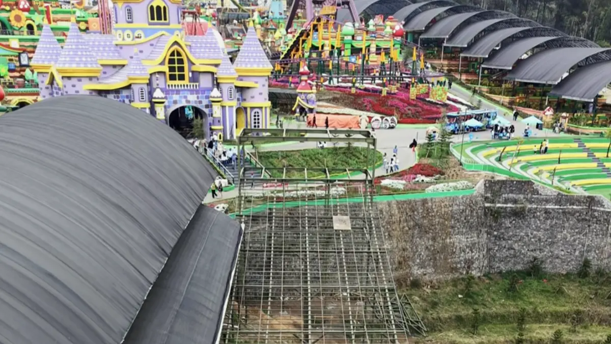 PROGRES: Pembangunan wahana Tremela Rainbow Slide di Mikutopia kini mencapai 40 persen.
