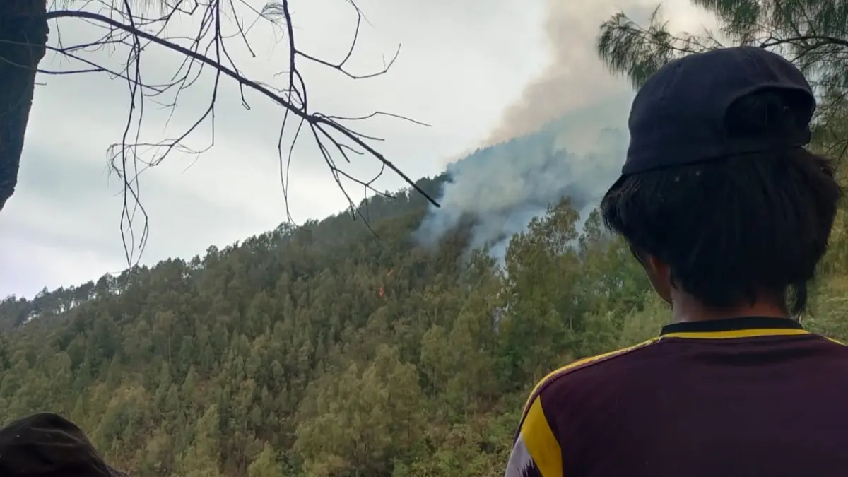 Asap di terlihat di Gunung Kawi. (BPBD Kabupaten Malang)