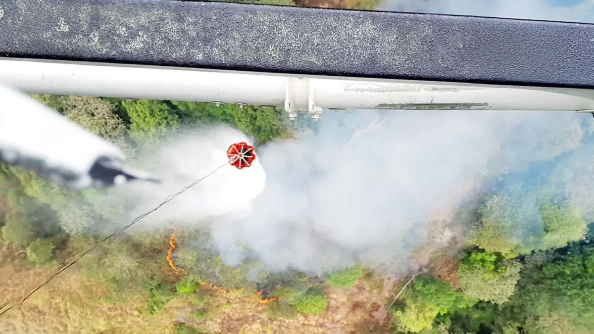 BANYAK TITIK API: Upaya water bombing dilakukan di Desa Kucur, Kecamatan Dau, Jumat lalu (18/9). (Pusdalops BPBD Kabupaten Malang For Radar Malang)