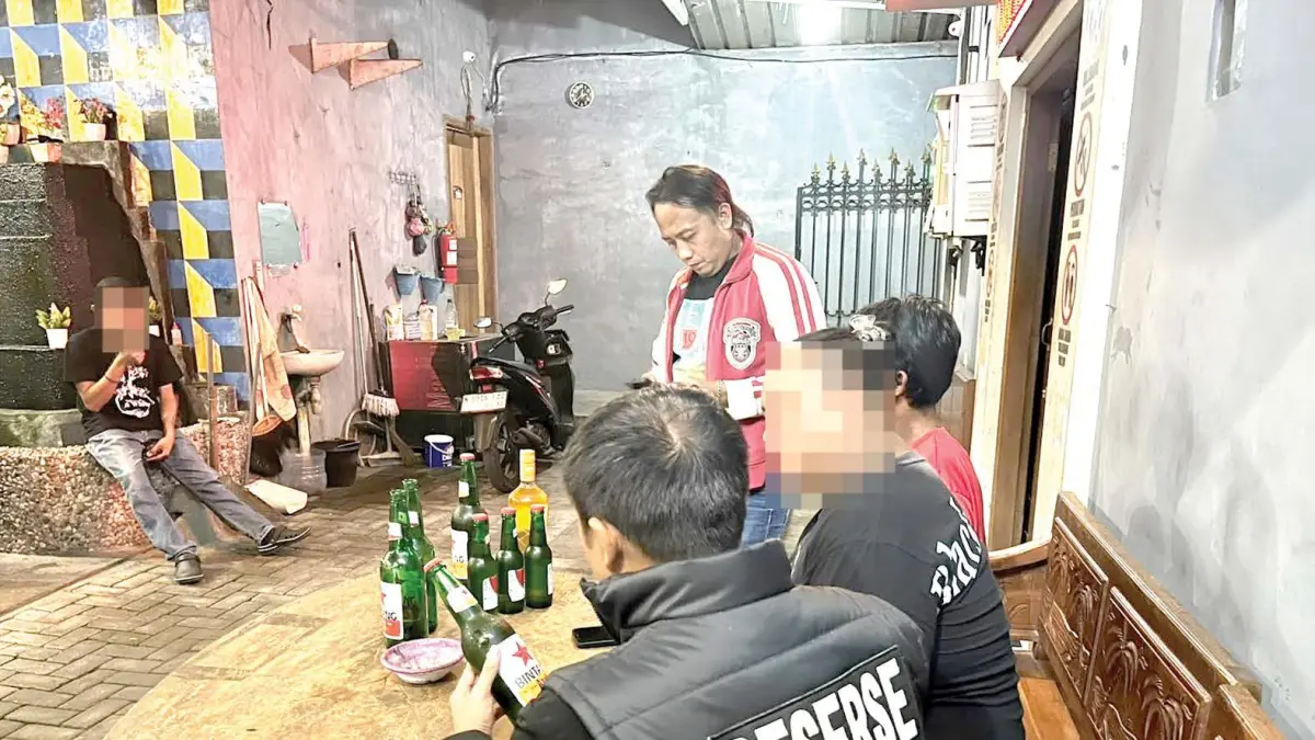 CIPTA KONDISI: Aparat dari berbagai satuan di Polres Malang mengamankan miras ilegal beberapa waktu lalu.