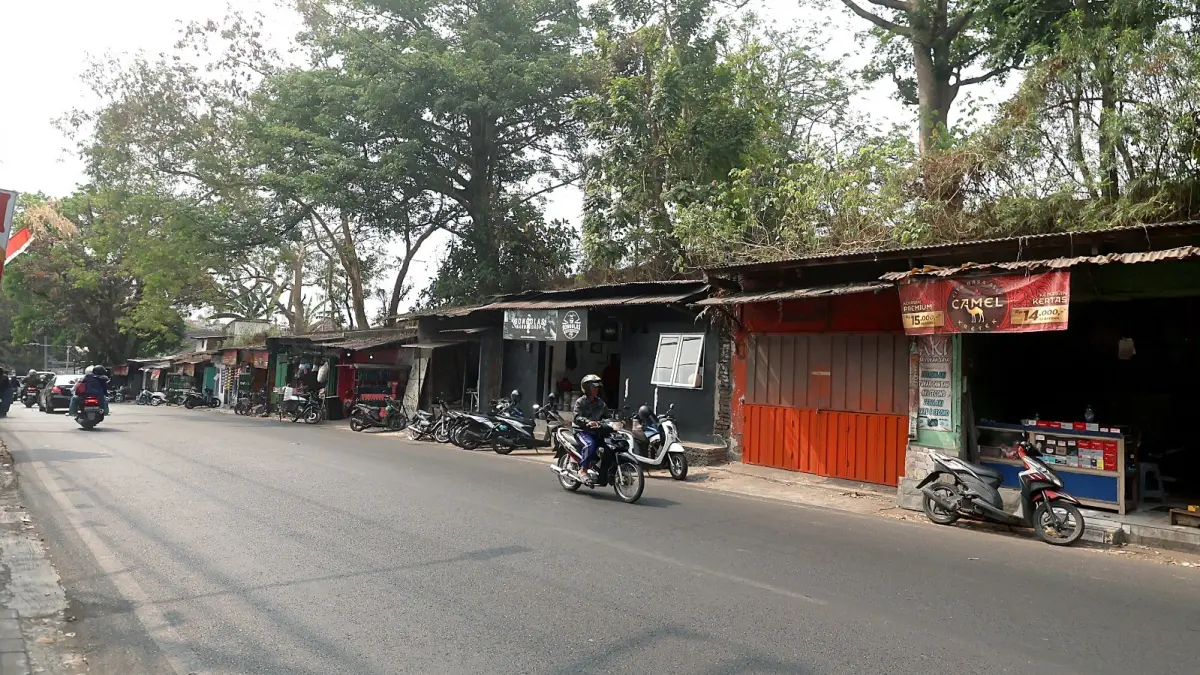 DAPAT PERHATIAN: Jalan Muharto jadi salah satu kawasan yang masuk dalam rencana penataan. Ruas jalan itu dilaporkan sering mengalami kemacetan. (Darmono/Radar Malang)