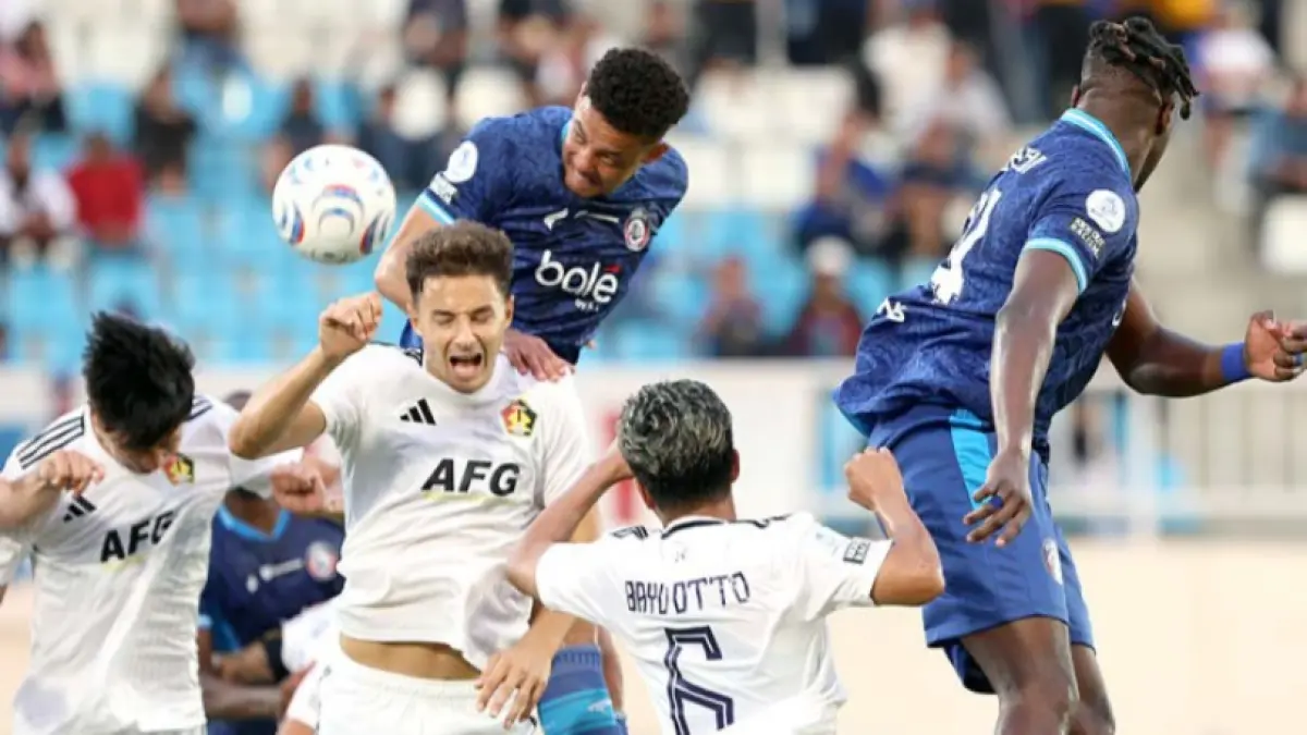 DITINJAU VAR: Walison Maia menanduk bola yang berujung gol. Sayangnya gol itu dianulir karena offside.