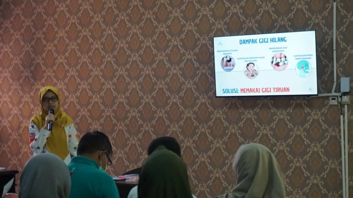 FOKUS: Pasien Menyimak Penjelasan Salah Satu  Pemateri Terkait Dampak Gigi Hilang