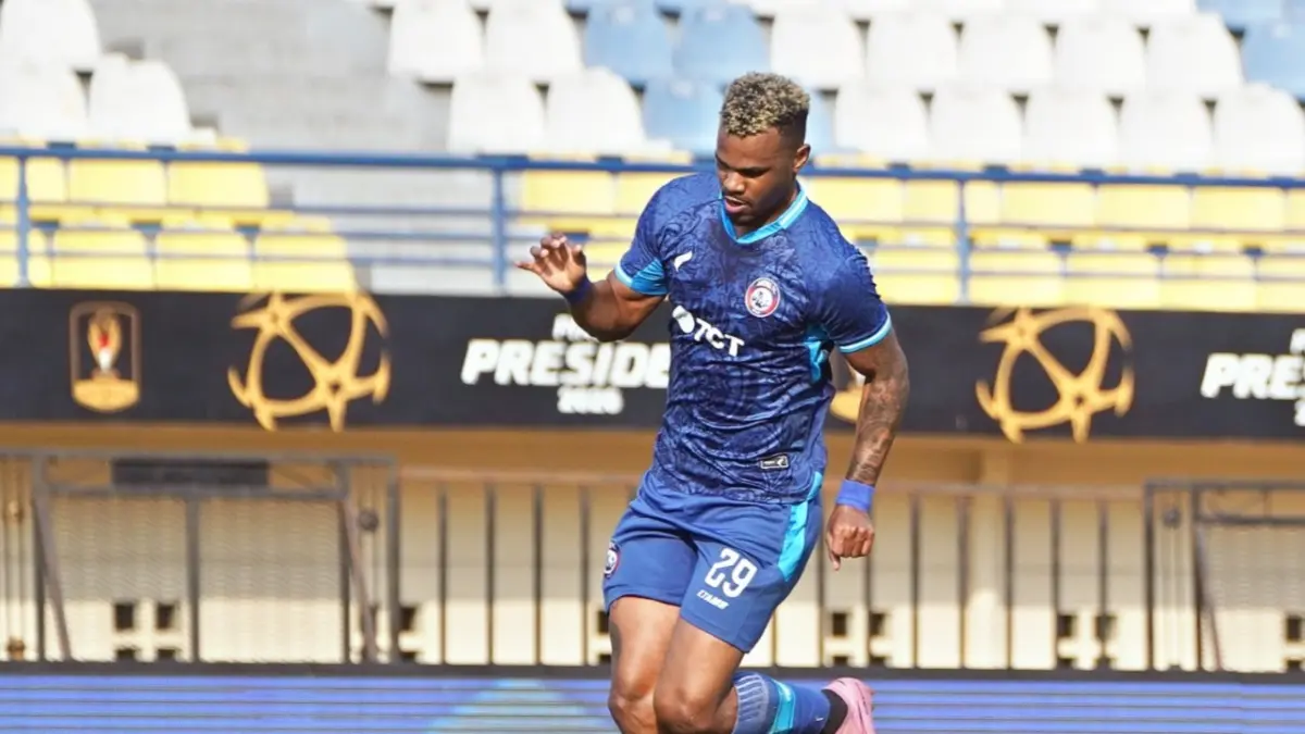 Gustavo Henrique menggiring bola dalam laga melawan DPMM FC di Piala Presiden 2026.