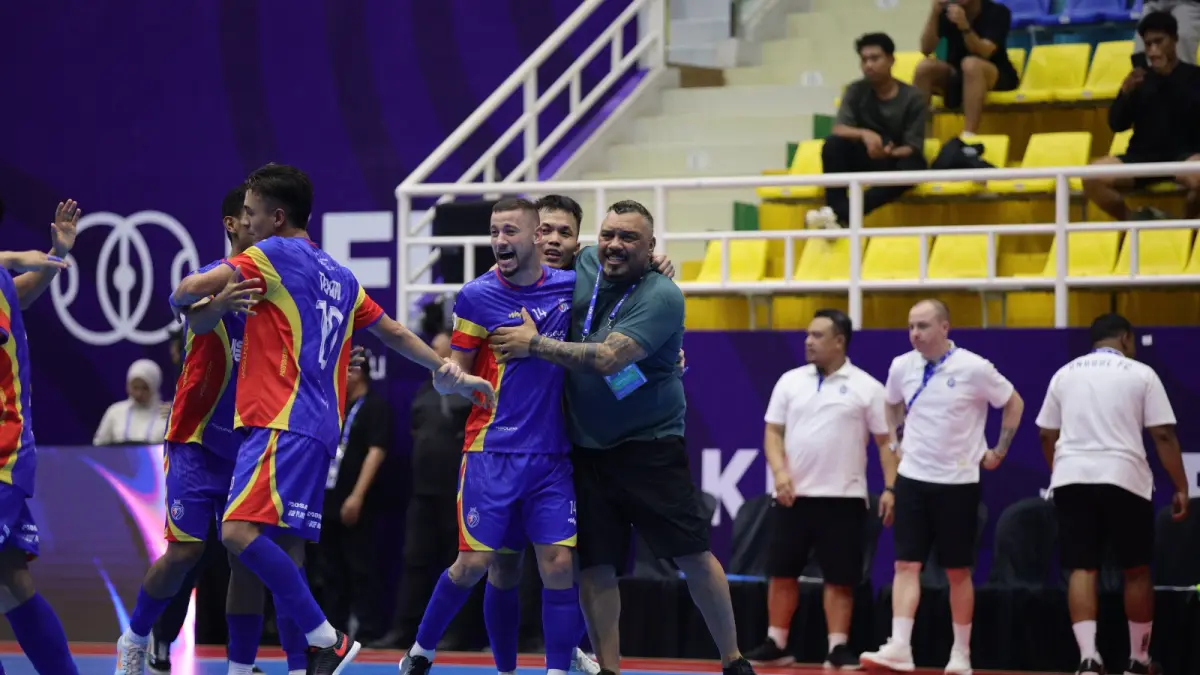 Pelatih Kepala Unggul FC andre Brocanelo dan pemain tim merayakan keberhasilan lolos ke babak semifinal Super Cup 2026, Kamis lalu (17/9).