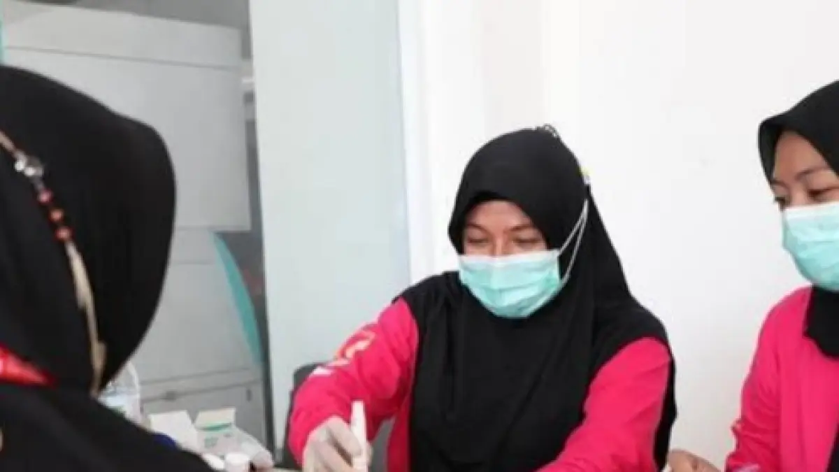 Proses pengecekan gula darah. Sumber: Pemkot Malang.