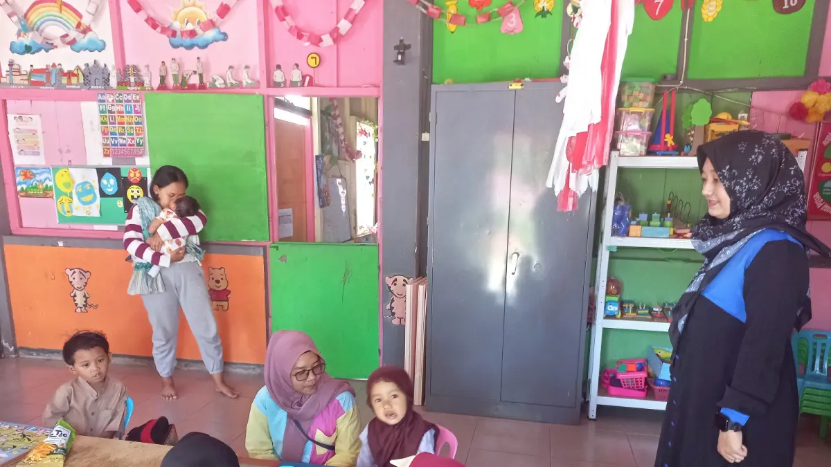 Sejumlah siswa Paud Sartika, Jalan Bantaran Barat, tulusrejo, Kota Malang didampingi orang tuanya mengikuti aktivitas di sekolah.