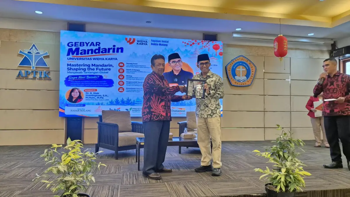 APRESIASI: Penyerahan cendera mata dalam Gebyar Mandarin UWK, Sabtu (19/9).